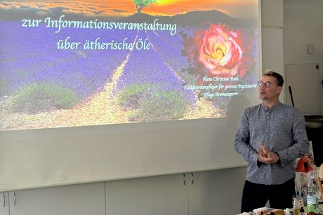 Das Bild zeigt den Dozenten Christian Roth bei der Vorstellung der Produkte