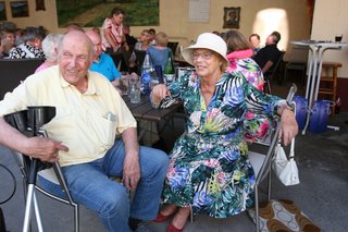 Im Vordergrund langjähriger Fotograf des OV mit seiner Frau, Jubilarin (10).