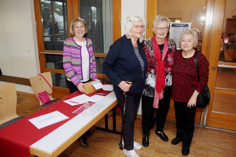 Potpourri an Eindrücken zur Weihnachtsfeier vier Frauen stehen zusammen am Eingang