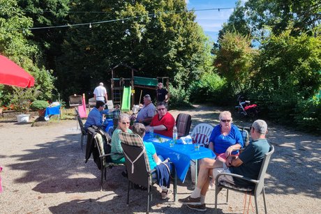 gesellige Runde beim Grillfest