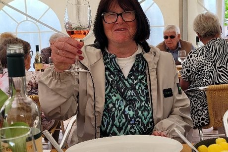 Monika genießt das Spargelessen Bauer Lipp Spargelessen Bauer Lipp