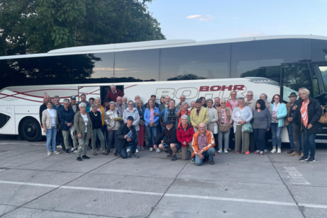 Reisegruppe vor Bus