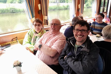 Personen auf dem Schiff