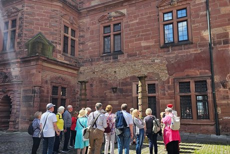 Impressionen aus Aschaffenburg Gruppe stehender Menschen