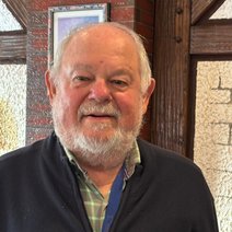 &Auml;lterer Mann, graue Haare, Vollbart