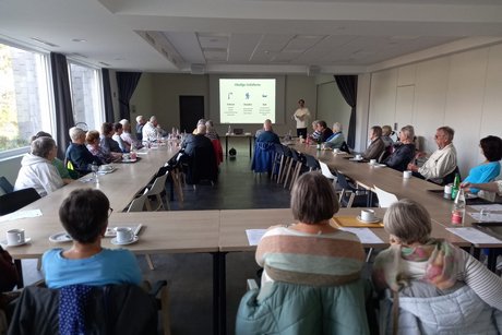 Voller Saal bei Kaffee-Treffen mit begleitendem Vortrag
