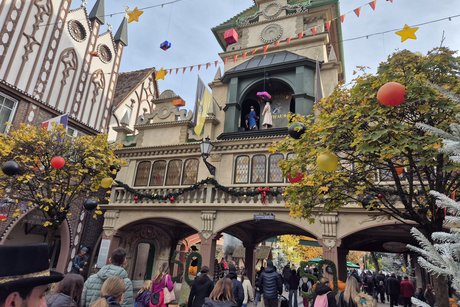 Viele Menschen von hinten bei einer Parade im Europapark Rust