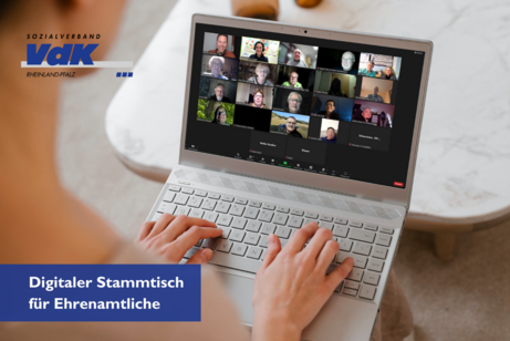 Jemand sitzt am Notebook und sieht andere Videokonferenzteilnehmer