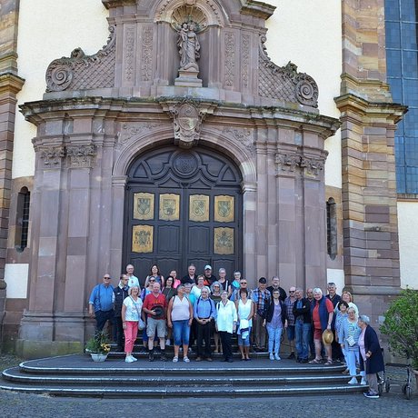 Vor der Fassade der Abteikirche Himmerod