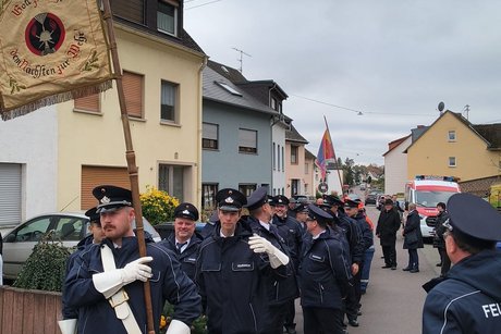 Gang zum Friedhof Freiwillige Feuerwehr Zewen auf dem Weg zum Friedhof