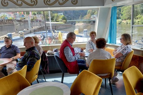 M&auml;nner und Frauen auf dem Schiff zur Saarschleife