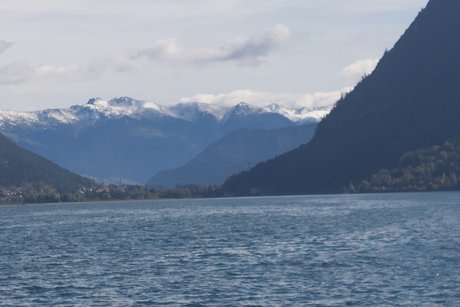 See mit Blick auf Berge