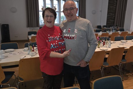 Es weihnachtet sehr, ein paar Mitglieder haben weihnachtlichte Pullover an.