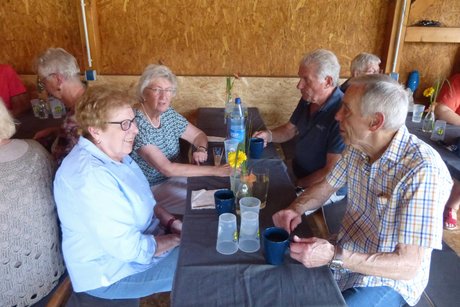 sitzende Menschengruppe