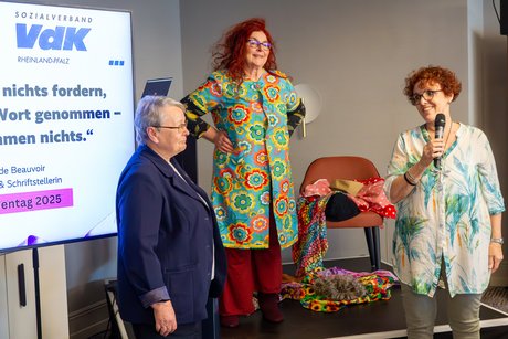 Elisabeth Dobias dankt gemeinsam mit Siegrun Breutigam der Comedian Alice Hoffmann für ihren Auftritt