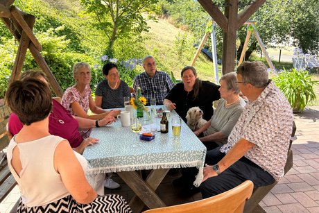 Sommerfest Rückblick Gespräche am Tisch