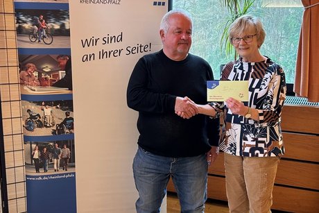 Frau Marwitz bei der Geschenk&uuml;bergabe an Herrn Otfried Gei&szlig;