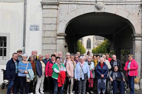 Gruppenfoto vor dem Eingangstor zur Abtei Marienstatt