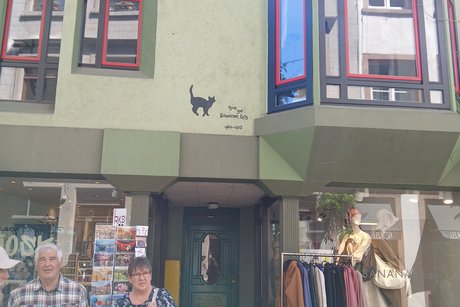 Das Bild zeigt das Haus einer Hänker Familie. Da wurde eine schwarze Katze über der Eingangstür aufgemalt.