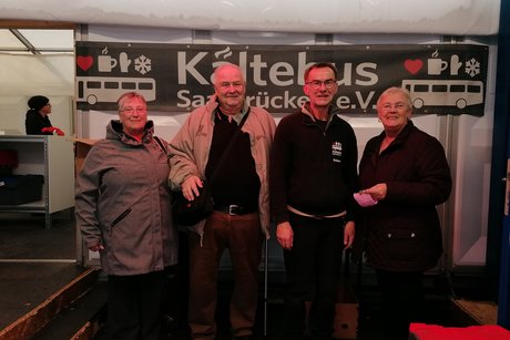 VdK Vorstand Bruchm&uuml;hlbach mit einem Mitarbeiter des K&Auml;LTEBUS