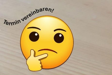 3 Ältere Menschen spielen mit Freude Karten und trinken Kaffee