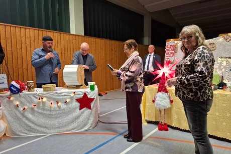 Die Ziehung der Tombola hat begonnen.