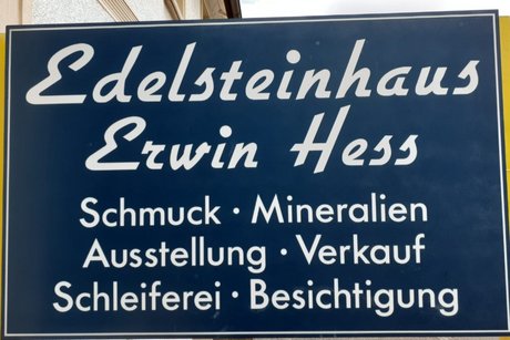 Und hier gibt es auch den Hunsrücker Spießbraten mit Kartoffelsalat und Essiggurke. Hier im Edelsteinhaus Erwin Hess gibts auch den Hunsrücker Spießbraten mit Kartoffelsalat und Essiggurke. Der Spießbraten wird über Buchenholzglut geschwenkt.
