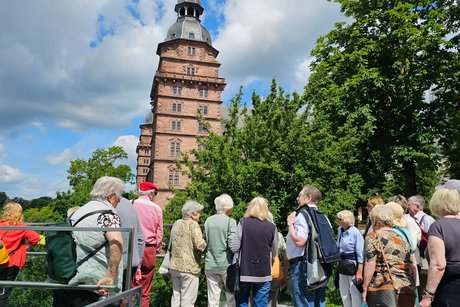 Impressionen aus Aschaffenburg Gruppe stehender Menschen