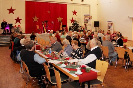 Potpourri an Eindrücken zur Weihnachtsfeier Gruppe sitzender Menschen, die sich unterhalten