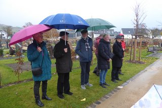 Totengedenken der Vertreter des VdK Ortsverbands Ahrweiler und des Ortsvorstehers Ferdi Heuwagen auf dem Friedhof Ahrweiler