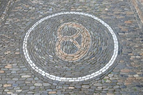 Freiburger Zunftwappen. Dieses Bretzel steht für die Bäckerzunft.