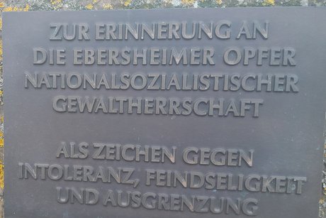 Gedenktafel mit der Aufschrift: Zur Erinnerung an die Ebersheimer Opfer Nationalistischer Gewaltherrschaft. Als Zeichen gegen Intoleranz, Feindseligkeit und Ausgrenzung.
