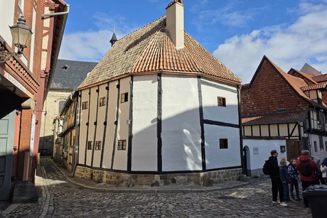Das Fachwerkhaus in Ständerbauweise steht in Quedlinburg. Sehenswürdigkeiten