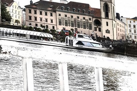 Fluss Donau mit Geb&auml;ude im Hintergrund