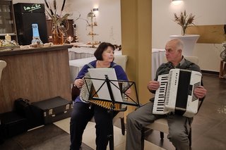 Die Musikanten Elisabeth Thiel und Günther Schmitt mit dem Schifferklavier