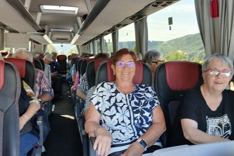 Im Bus sitzen die Tagesfahrt Teilnehmer und freuen sich auf die Fahrt.