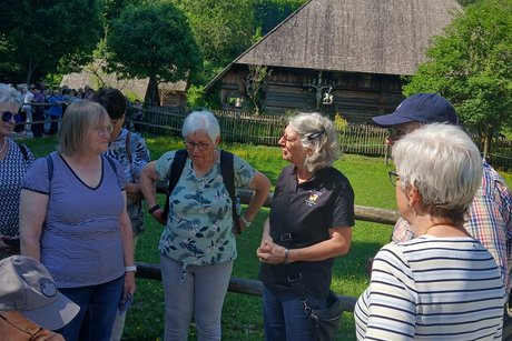 Vogtsbauernhof. Unser Führerin mit Reiseteilnehmer.