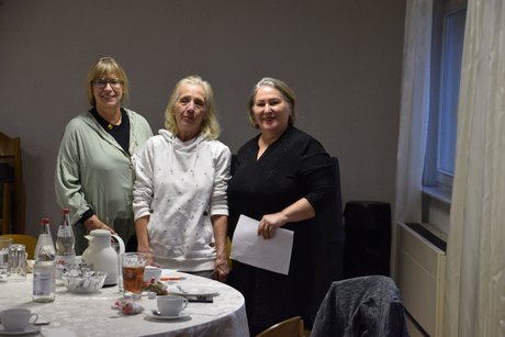 Drei Frauen im Bild bei der Ehrung eines VdK-Miglieds