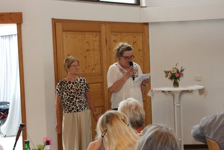 Vorstellung und Übergabe des Amts an die neue Frauenbeauftragte Zwei Damen bei der Übergabe des Amtes der Frauenbeauftragten im Rahmen des Sommerfestes