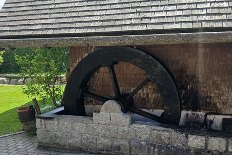 Weltgrößte Kuckucksuhr Wasserrad am Haus der Weltgrößten Kuckucksuhr.