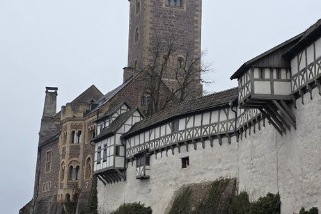 Die Wartburg war eine mittelalterliche Festung. Im Jahr 1817 fand das Wartburgfest für Demokratie und Einigkeit statt.