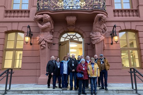 Gruppenbild vor dem Landtag