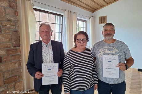 v.l.n.r.: Erik W&uuml;rzbach (20 Jahre), Kreiskassenverwalterin Irmgard Sommer und Frank Poth (10 Jahre).