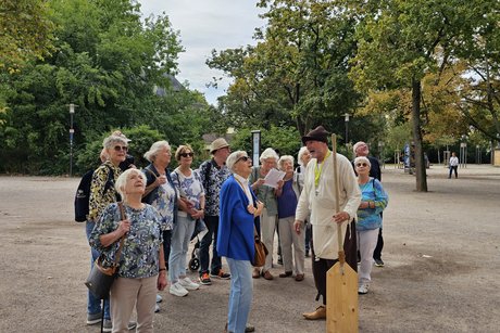 Impressionen aus Speyer Gruppe stehender Menschen