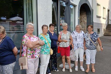 VdK OV-Gerolstein Tagesfahrt Teilnehmer vor der Gaststätte Eifelküche in Kelberg