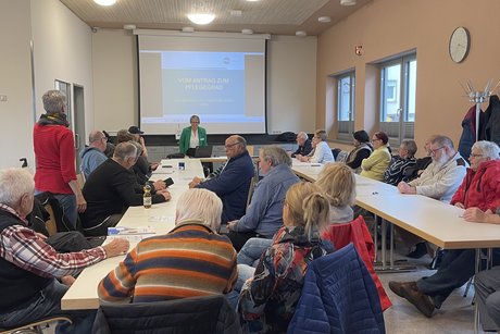 Anwesende lauschen aufmerksam dem Vortrag Man hört genau zu!!