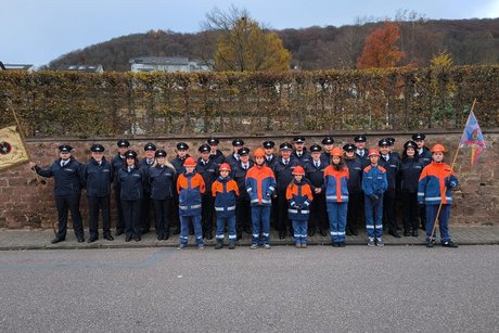 Danke an die Freiwillige Feuerwehr Zewen Aufstellung der Freiwilligen Feuerwehr Zewen vor dem Friedhof
