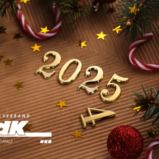 VdK Landesverband Das Bild zeigt ein weihnachtlicher Hintergrund mit Zahlen zum Jahreswechsel