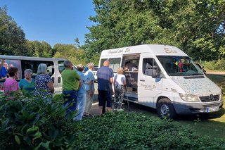 Schnell bildete sich eine Schlange vor dem Eiswagen