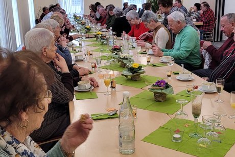 Es gab Gulaschsuppe mit Brot, Finger-Food und Getr&auml;nke